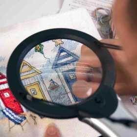 Handsfree magnifier LED