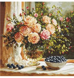 Stickset Vase mit Rosen und Blaubeeren Stickset Vase mit Rosen und Blaubeeren